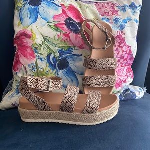 Universal Thread cheetah print sandals size 7.5